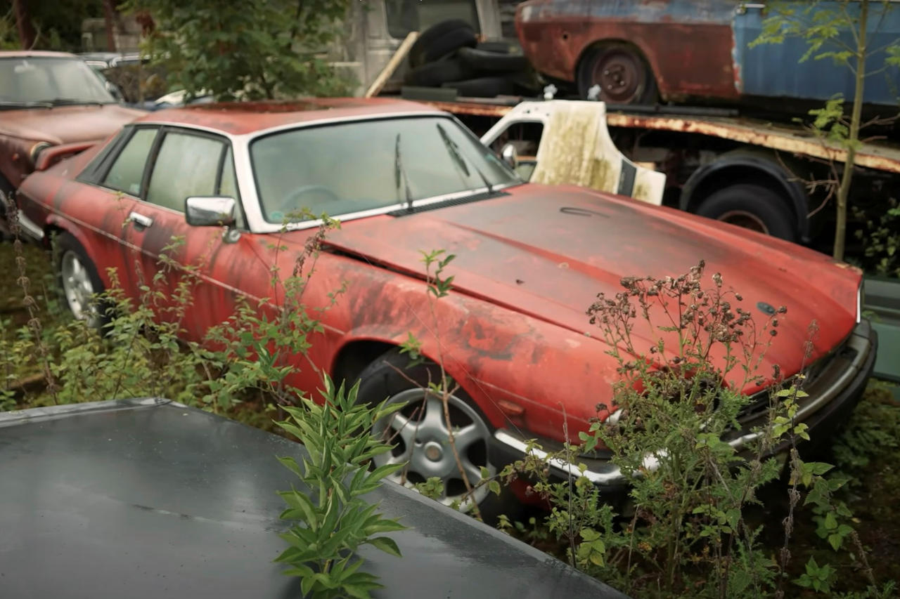 Συλλογή από παλιές Jag, Rolls, MG, Cadillac… Εγκαταλειμμένες από… μαφιόζο