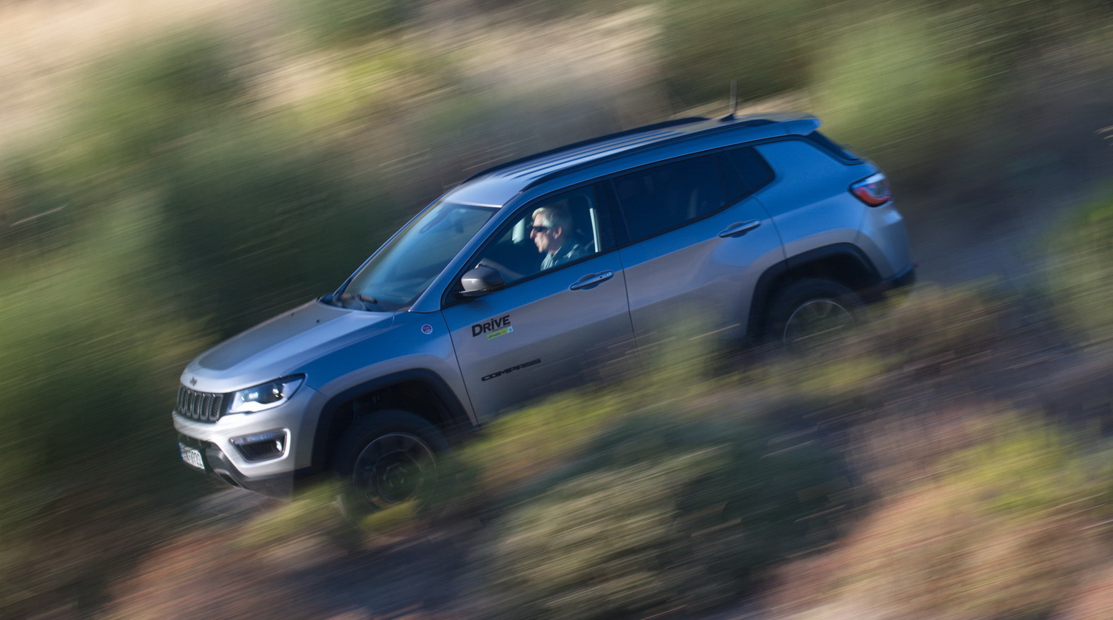 Jeep Compass Trailhawk panning