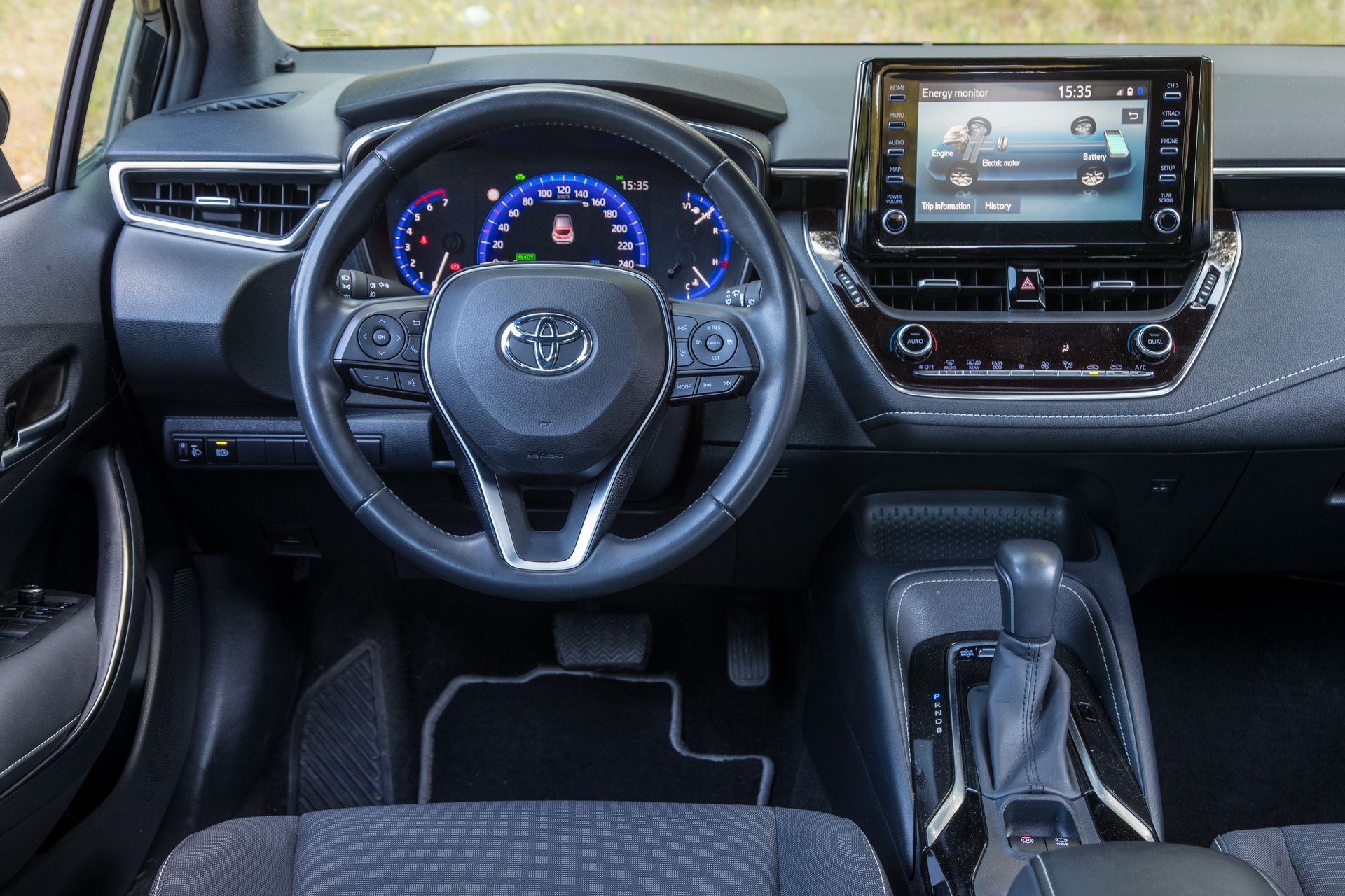 Toyota Corolla 1.8 Hybrid vs Volkswagen Golf 1.0 eTSI drive_gr 7