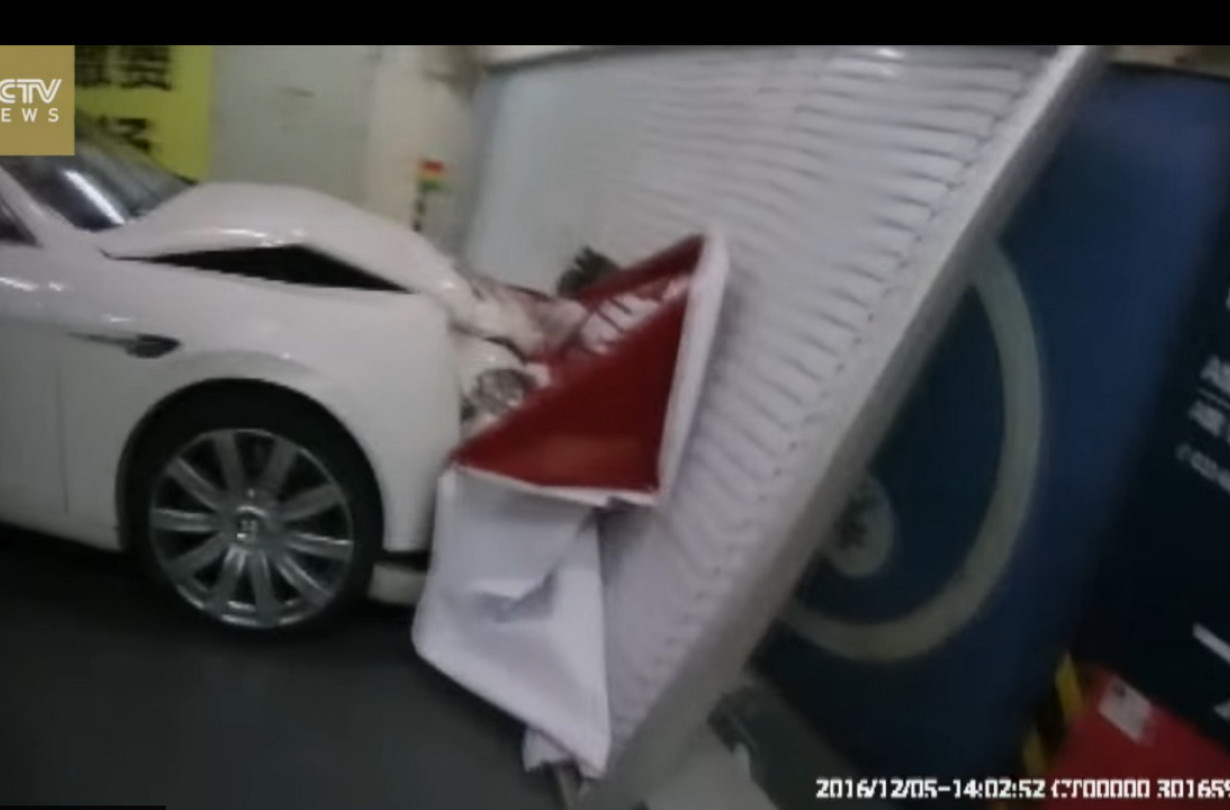 Bentley Flying Spur crash