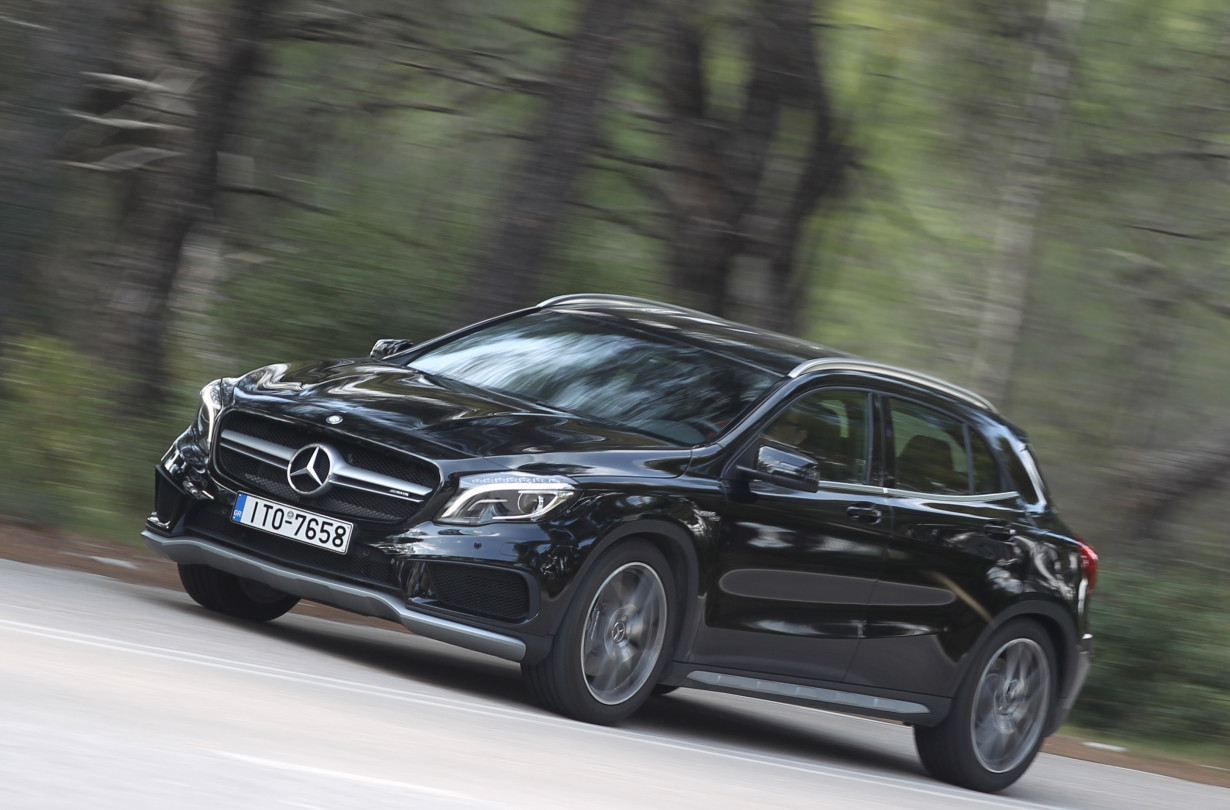 H υψηλή ζήτηση για κόμπακτ SUV, όπως η GLA, βοήθησε τη Mercedes-Benz να παραμείνει στην κορυφαία θέση στις πωλήσεις μεταξύ των premium εταιρειών.
