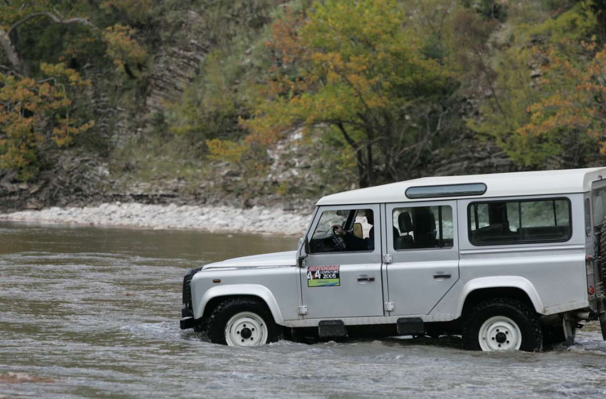 Land Rover Defender - Φωτογραφία Θανάσης Κουτσογιάννης