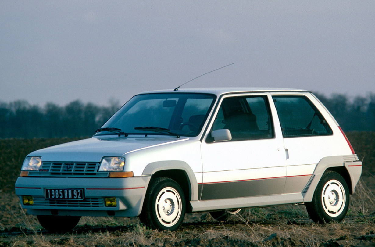To Renault 5 GT turbo ανέλαβε να σουλουπώσει τα «κακώς» κείμενα του Alpine 5 Τurbo, αλλά και να εκθρονίσει το Peugeot 205 GTI από το πρώτο σκαλί στο βάθρο των πωλήσεων.
