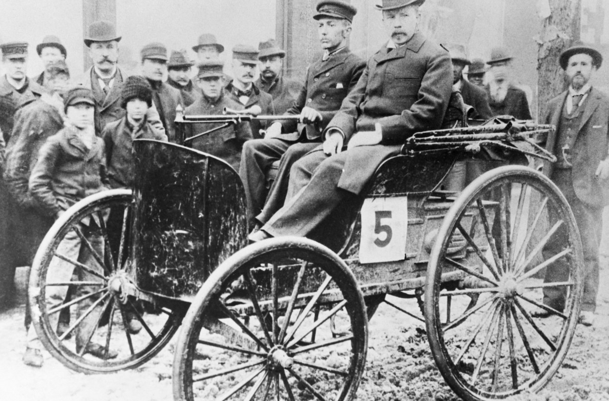 Ο J. Frank Duryea (αριστερά) και ο κριτής Arthur W. White πάνω Duryea Motor Wagon, κατά τη διάρκεια του αγώνα Chicago Times-Herald του 1895.