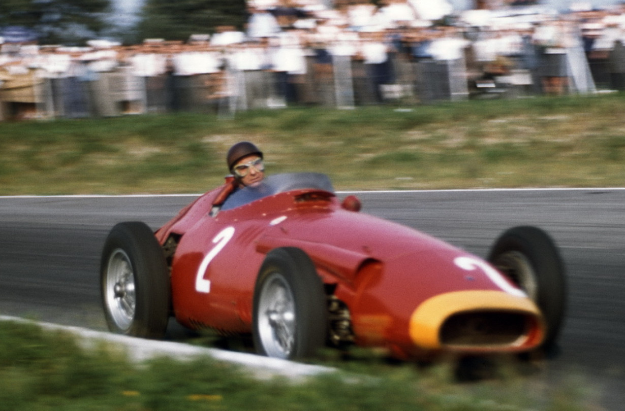 Ο Juan Manuel Fangio με Maserati 250F στο γαλλικό Grand Prix στην πίστα Rouen-les-Essarts στις 7 Ιουλίου του 1957.