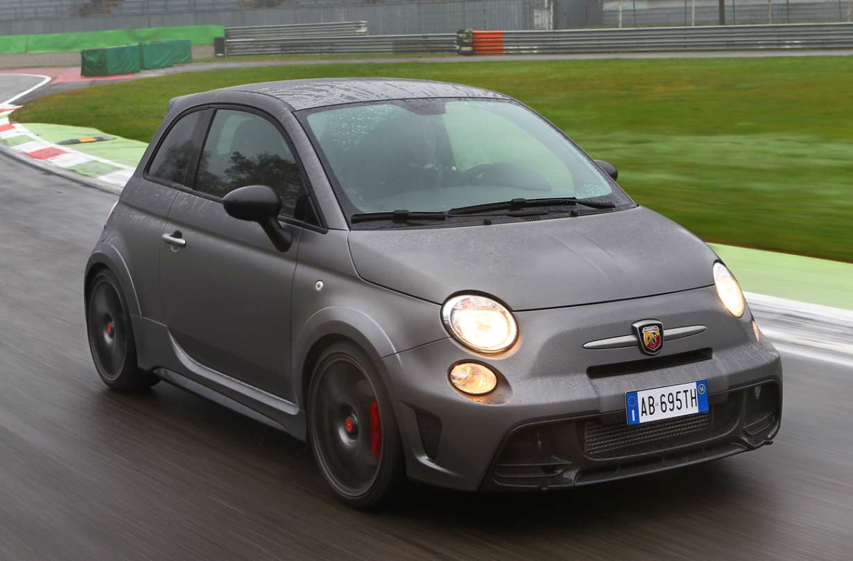 Οδηγούμε το Abarth 695 biposto στο Aotodromo Riccardo Paletti (Varano)
