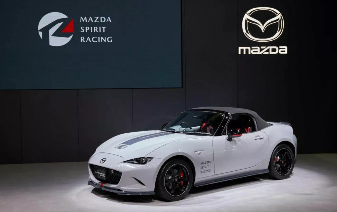 Οι αιτήσεις ξεκίνησαν στις 5 Οκτωβρίου και έκλεισαν στις 20 Οκτωβρίου. Η Mazda πιθανότατα δεν περίμενε τόσο μεγάλο ενδιαφέρον και κλήθηκε να επιλέξει μόλις 200 αγοραστές από τους 9.500+. Mazda MX-5