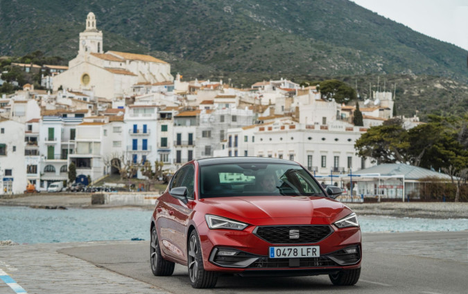 Μετά από τα ανανεωμένα Ibiza και Arona που θα έρθουν το 2026 η σκυτάλη θα περάσει το 2028 στο SEAT Leon που αποκτήσει για πρώτη φορά φουλ υβριδικό σύστημα κίνησης SEAT Leon