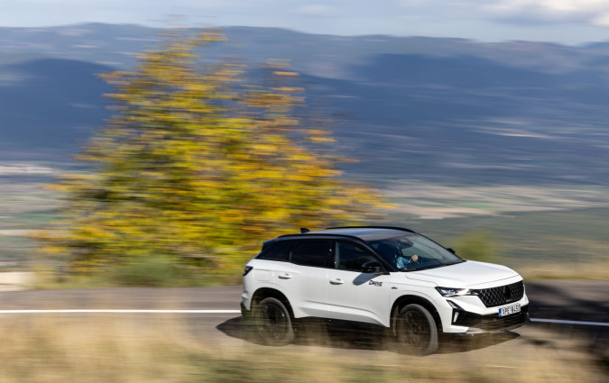 Το ανανεωμένο Renault Austral E-Tech 200 φιγουράρει ως μία από τις πιο ολοκληρωμένες, ελκυστικές και ανταγωνιστικές τιμολογιακά προτάσεις στην κατηγορία των υβριδικών C-SUV. Test drive: Renault Austral full hybrid E-Tech 200 MY2025, Photo © DRIVE Media Group/Thanassis Koutsogiannis