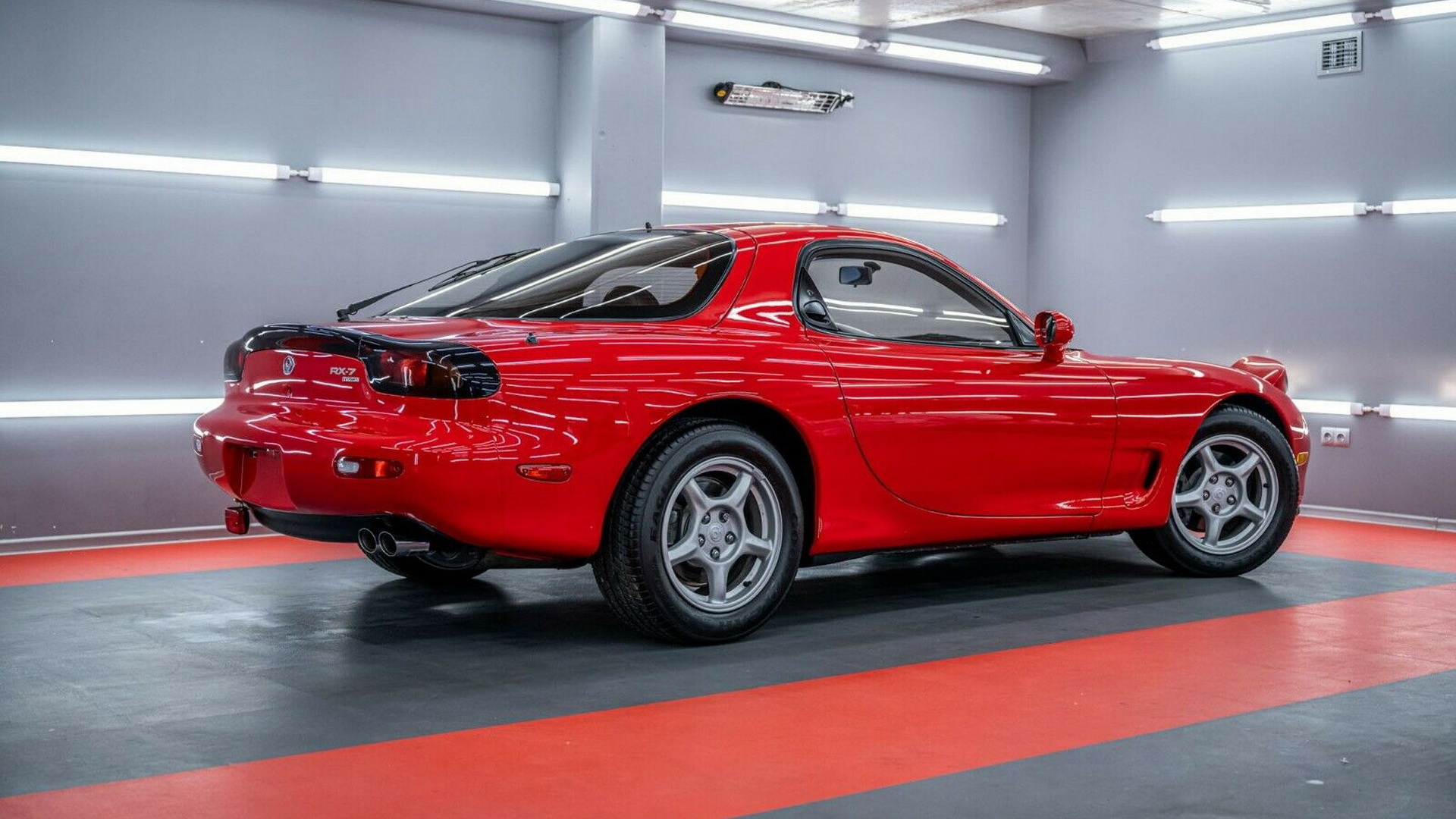 Ένα «άστρωτο» Mazda RX-7 του ’92 πωλείται για €159.000 | Drive