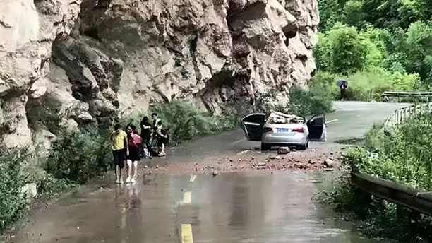 Βράχος πέφτει σε αυτοκίνητο
