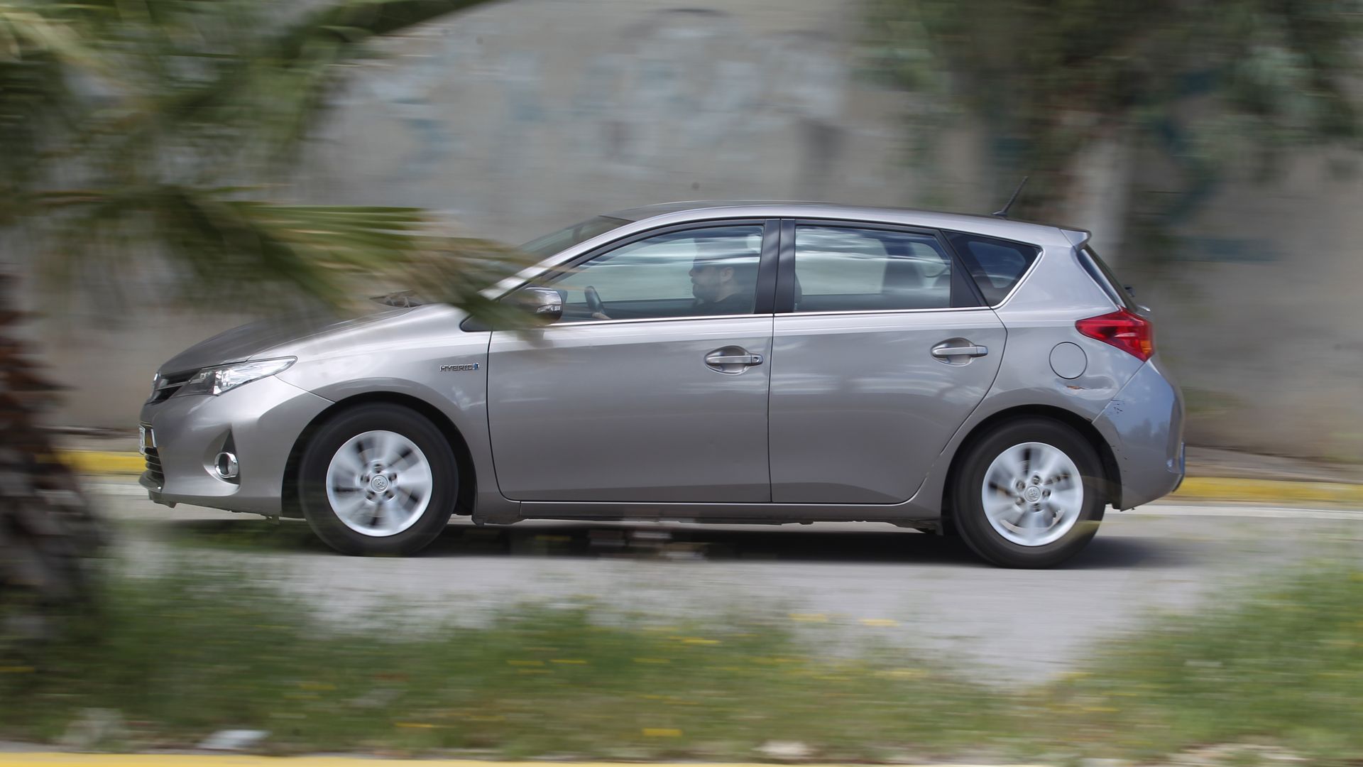 Toyota Auris Hybrid 2