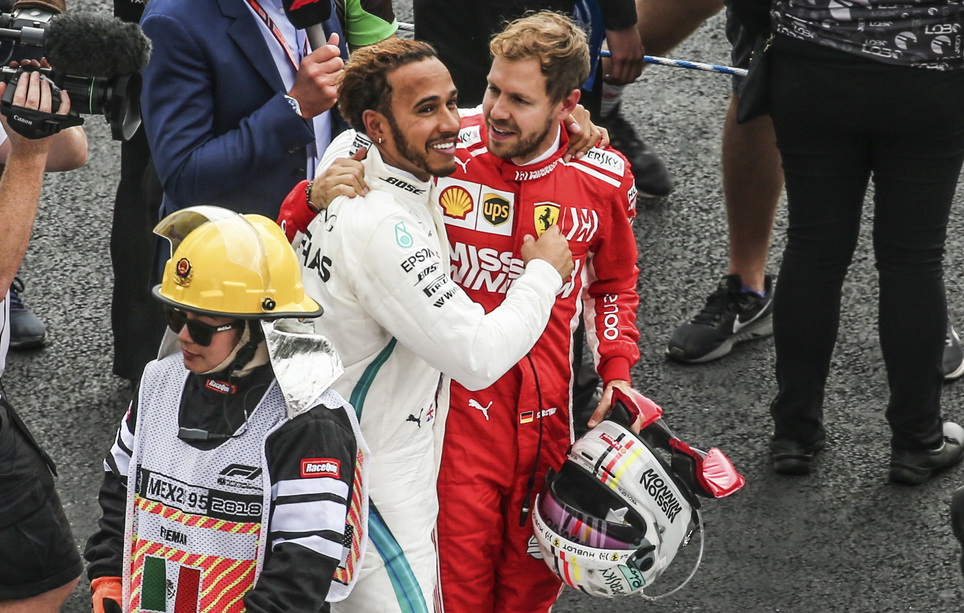 Hamilton Vettel εναγκαλισμός