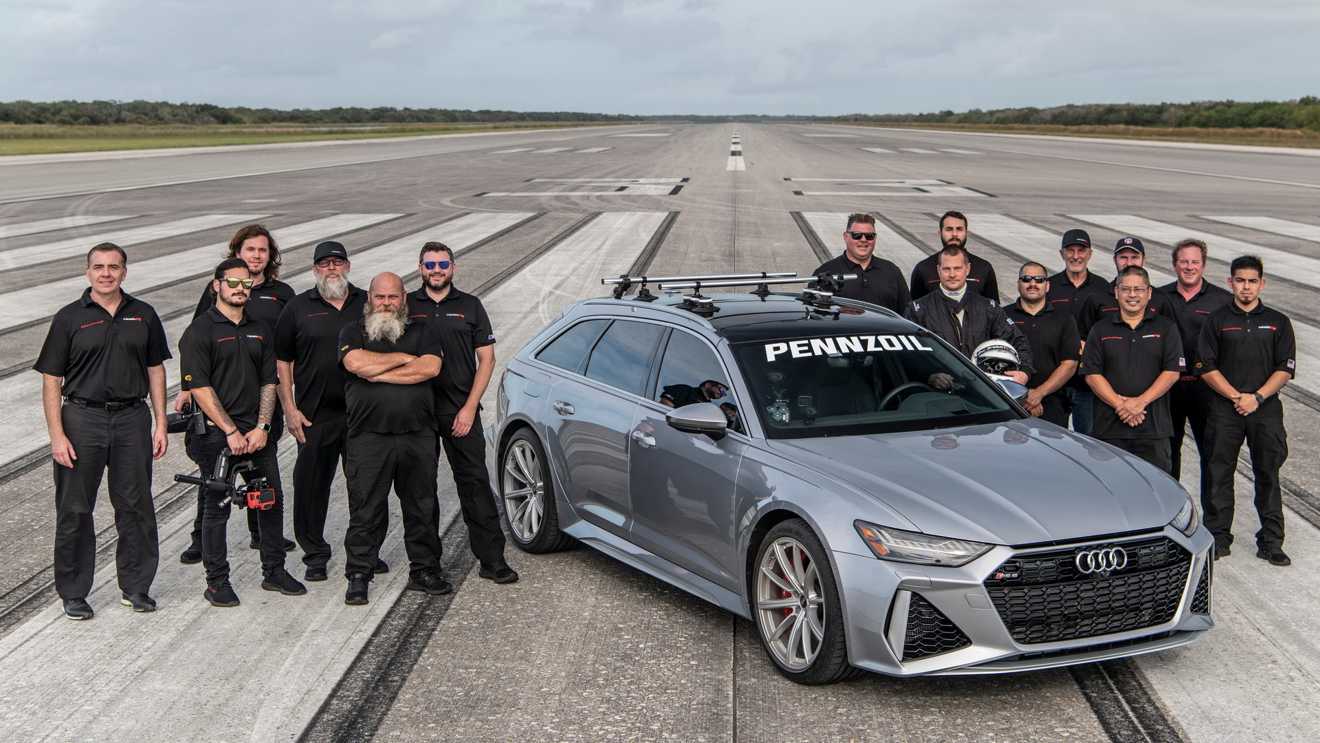 Hennessey: Audi RS 6 is World’s Fastest Station Wagon – with a Christmas Tree on the Roof!