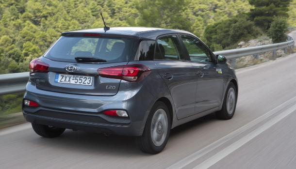 Hyundai i20 FL_rear 34 view