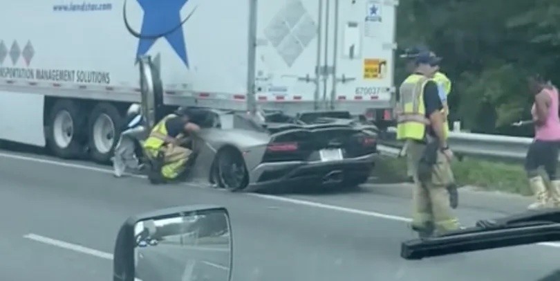 Lamborghini Aventador crash