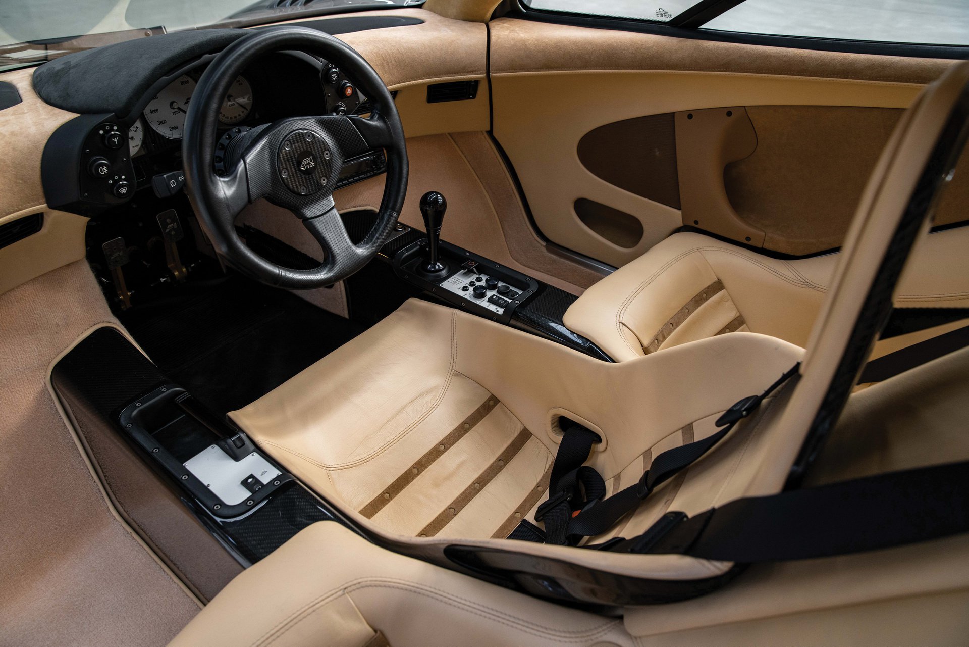 Σε δημοπρασία μια από τις δύο McLaren F1 LM Specification | Drive