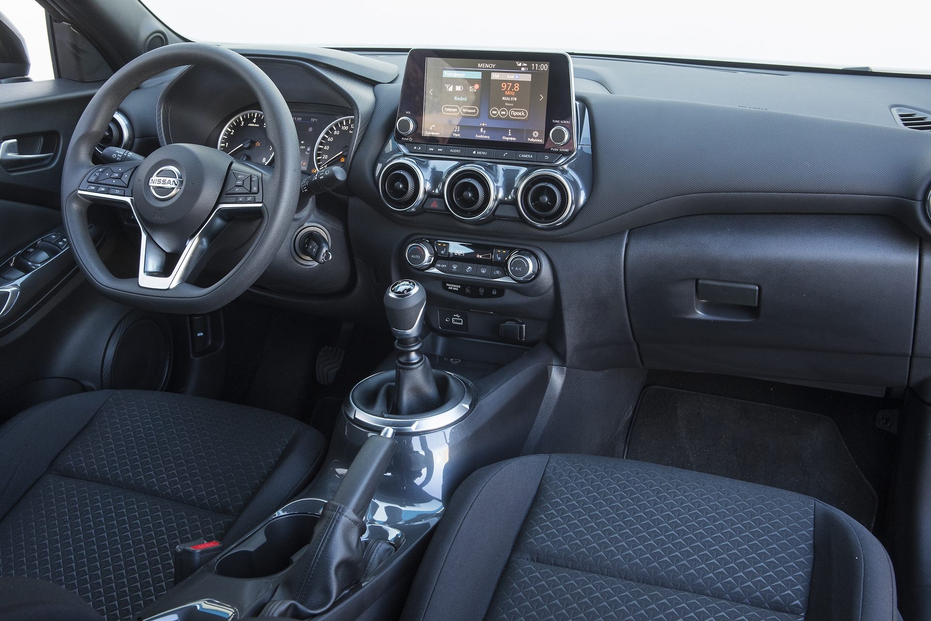 Nissan Juke 1.0 DIG-T interior