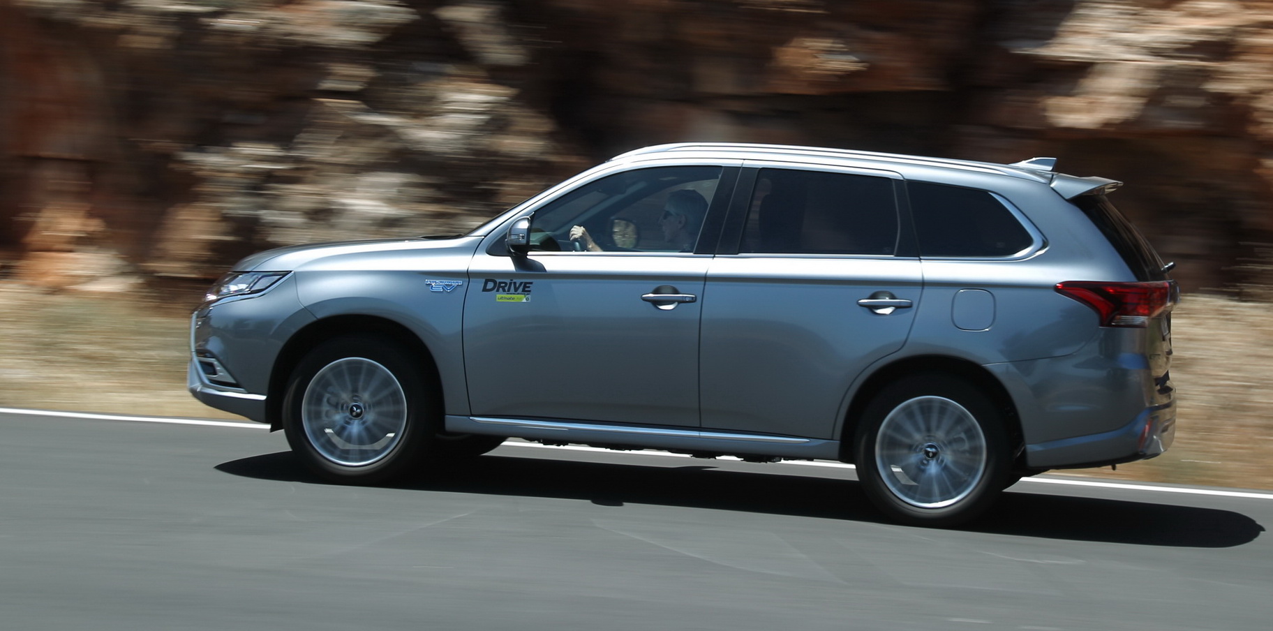 Mitsubishi Outlander PHEV panning