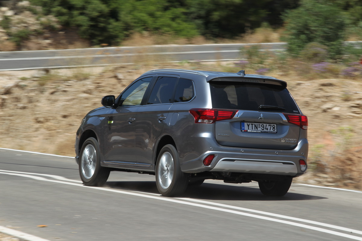 Mitsubishi Outlander PHEV πίσω στροφή