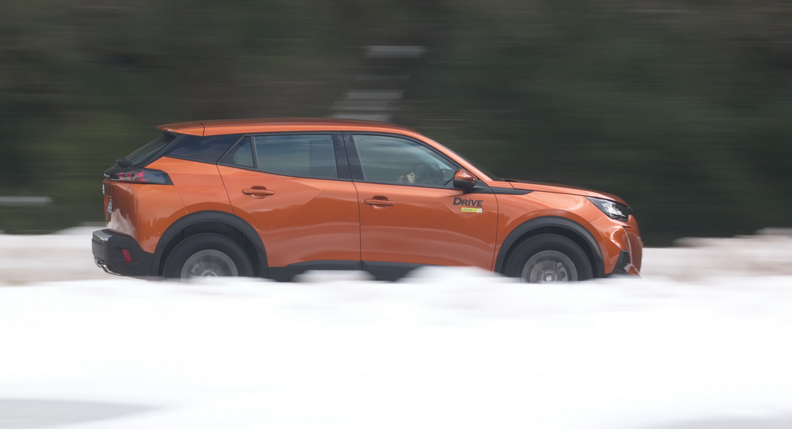 Peugeot 2008 1.2 PT 130 side panning