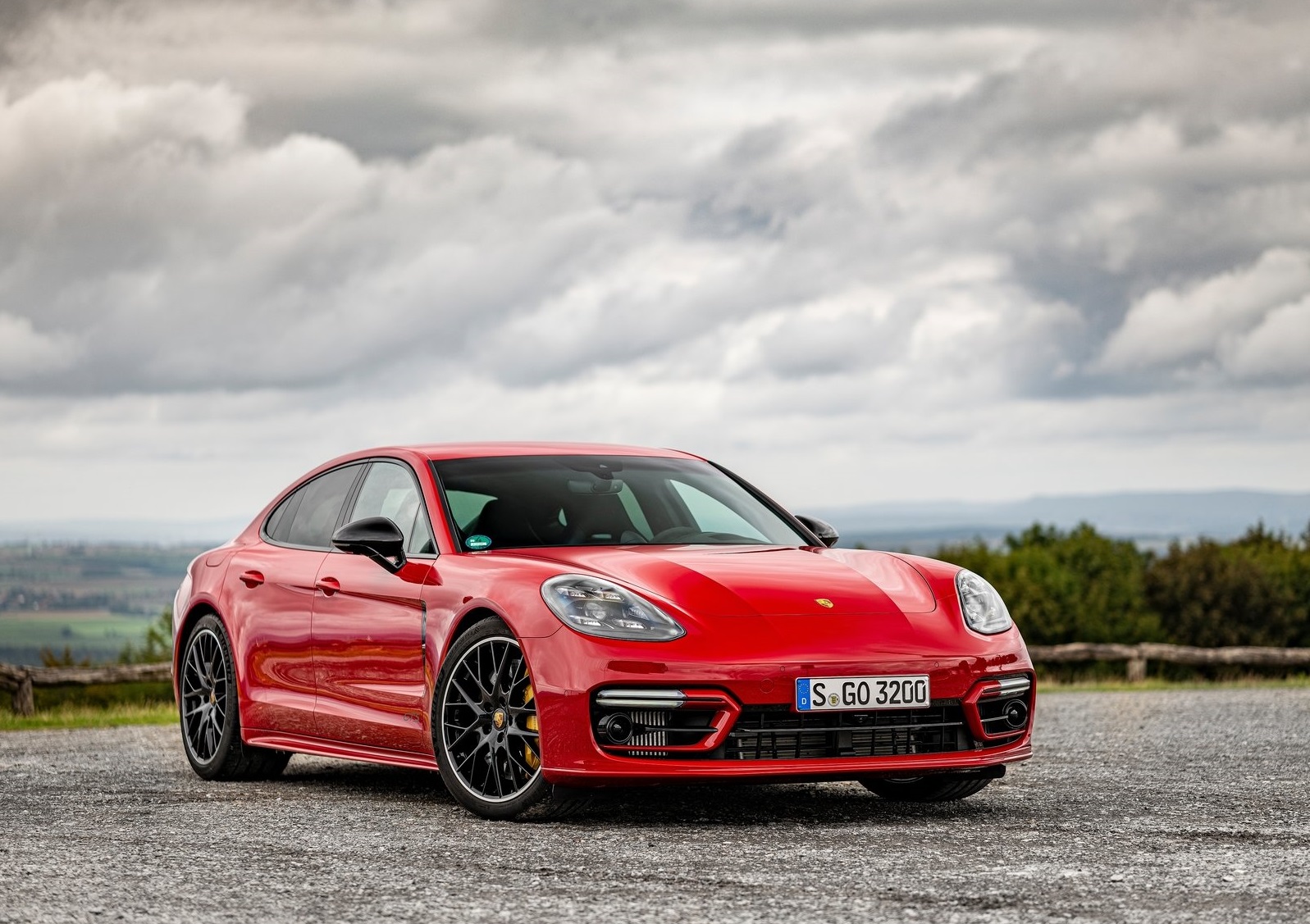 Porsche Panamera vs Porsche Taycan