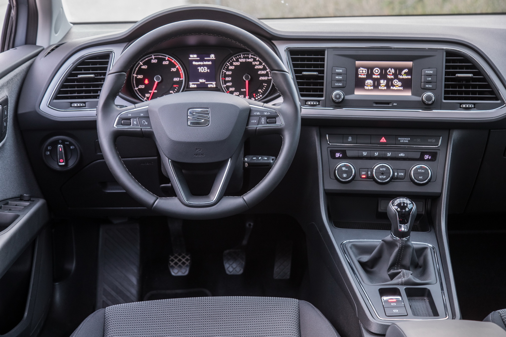 SEAT Leon 1.5 TSI interior