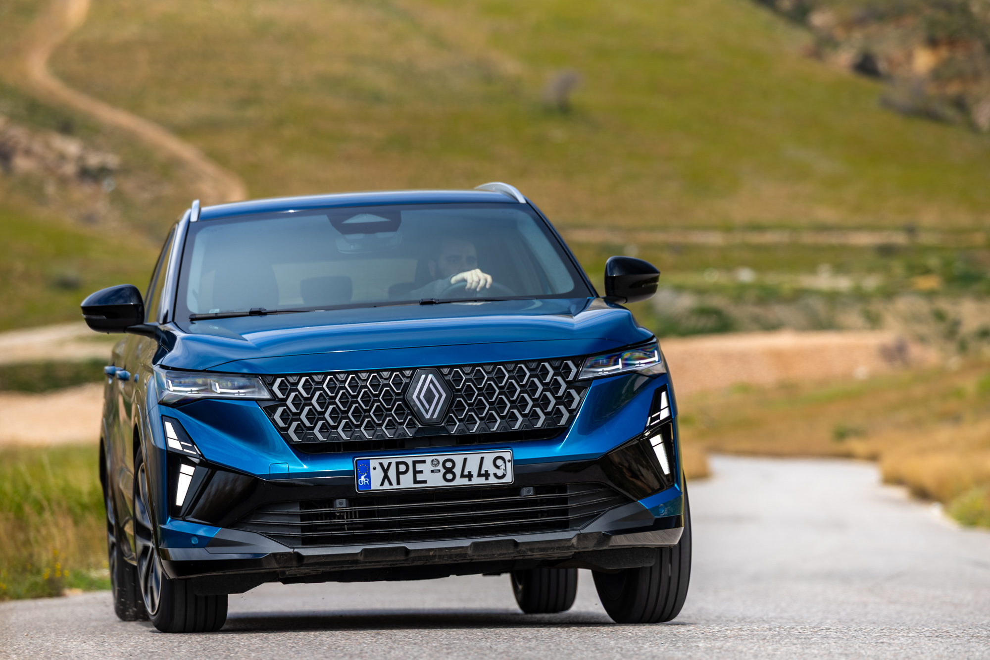 Test drive: Renault Austral Hybrid 160 vs Volkswagen Tiguan eTSI 150, Photo © DRIVE Media Group/Thanasis Koutsogiannis