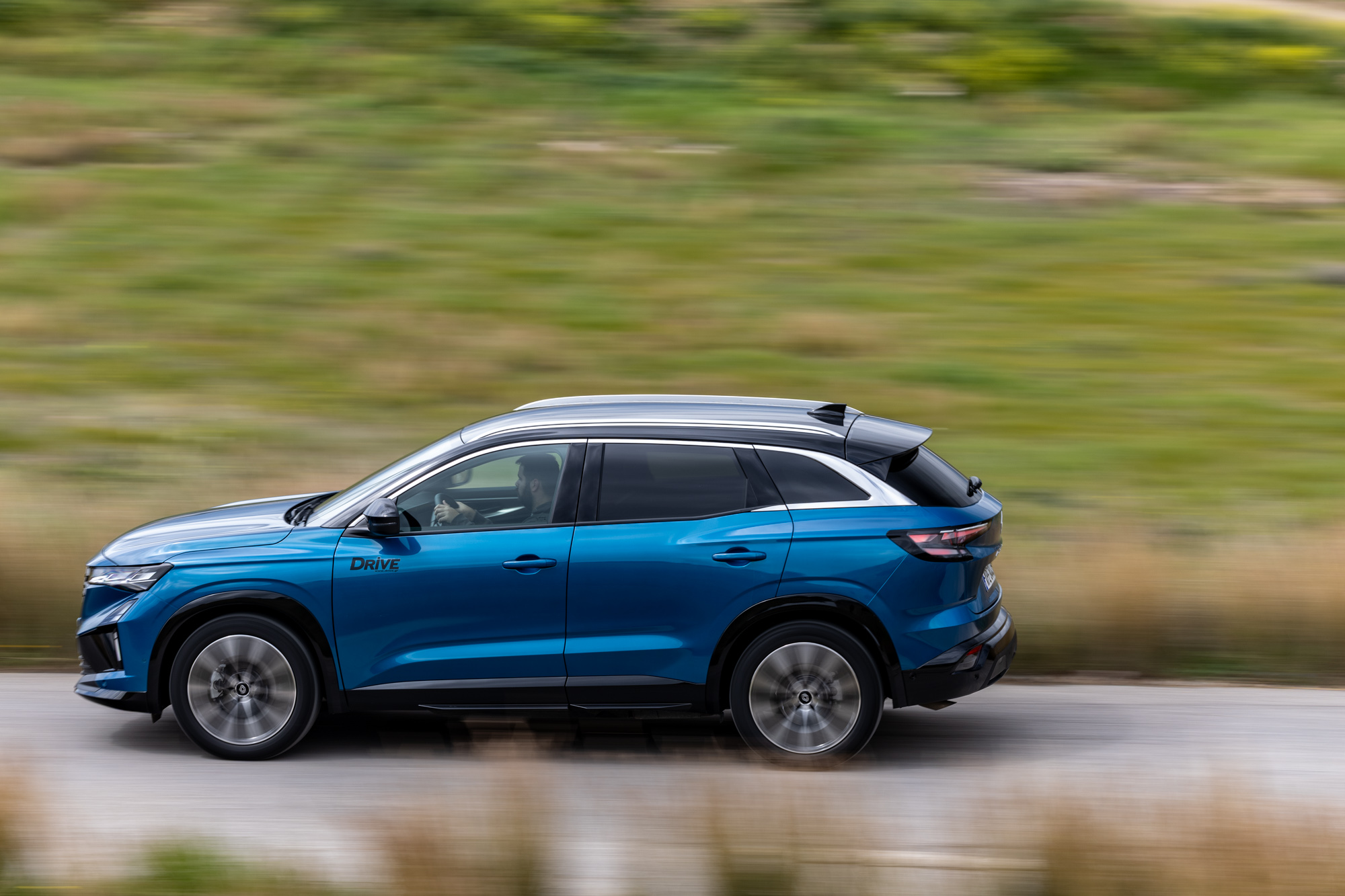 Test drive: Renault Austral Hybrid 160 vs Volkswagen Tiguan eTSI 150, Photo © DRIVE Media Group/Thanasis Koutsogiannis