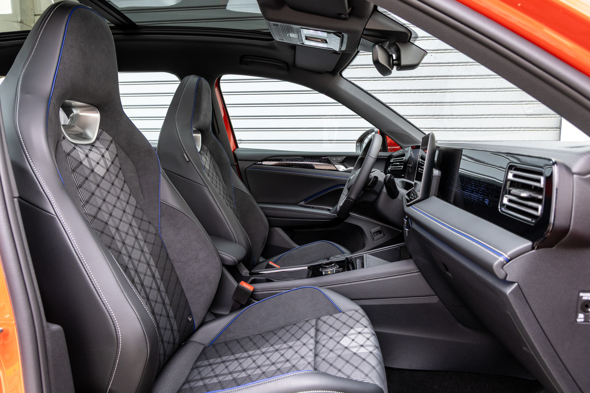 Test drive: Renault Austral Hybrid 160 vs Volkswagen Tiguan eTSI 150, Photo © DRIVE Media Group/Thanasis Koutsogiannis