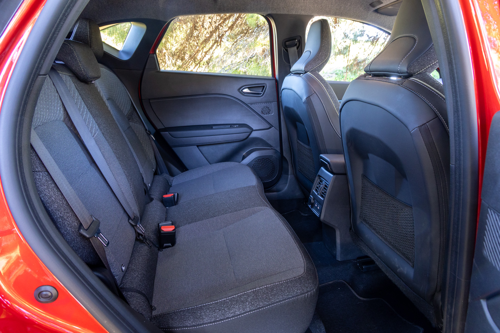 Test drive: Renault Captur full hybrid E-Tech vs Toyota Yaris Hybrid 130, Photo © DRIVE Media Group/Thanasis Koutsogiannis