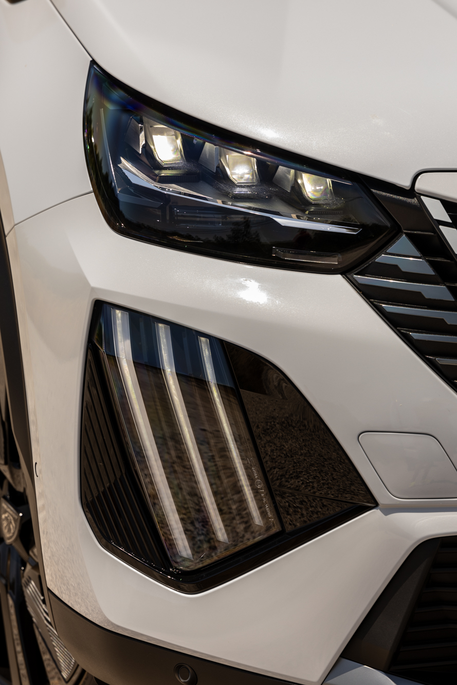 Test drive: Peugeot e-2008, Photo © DRIVE Media Group/Thanasis Koutsogiannis