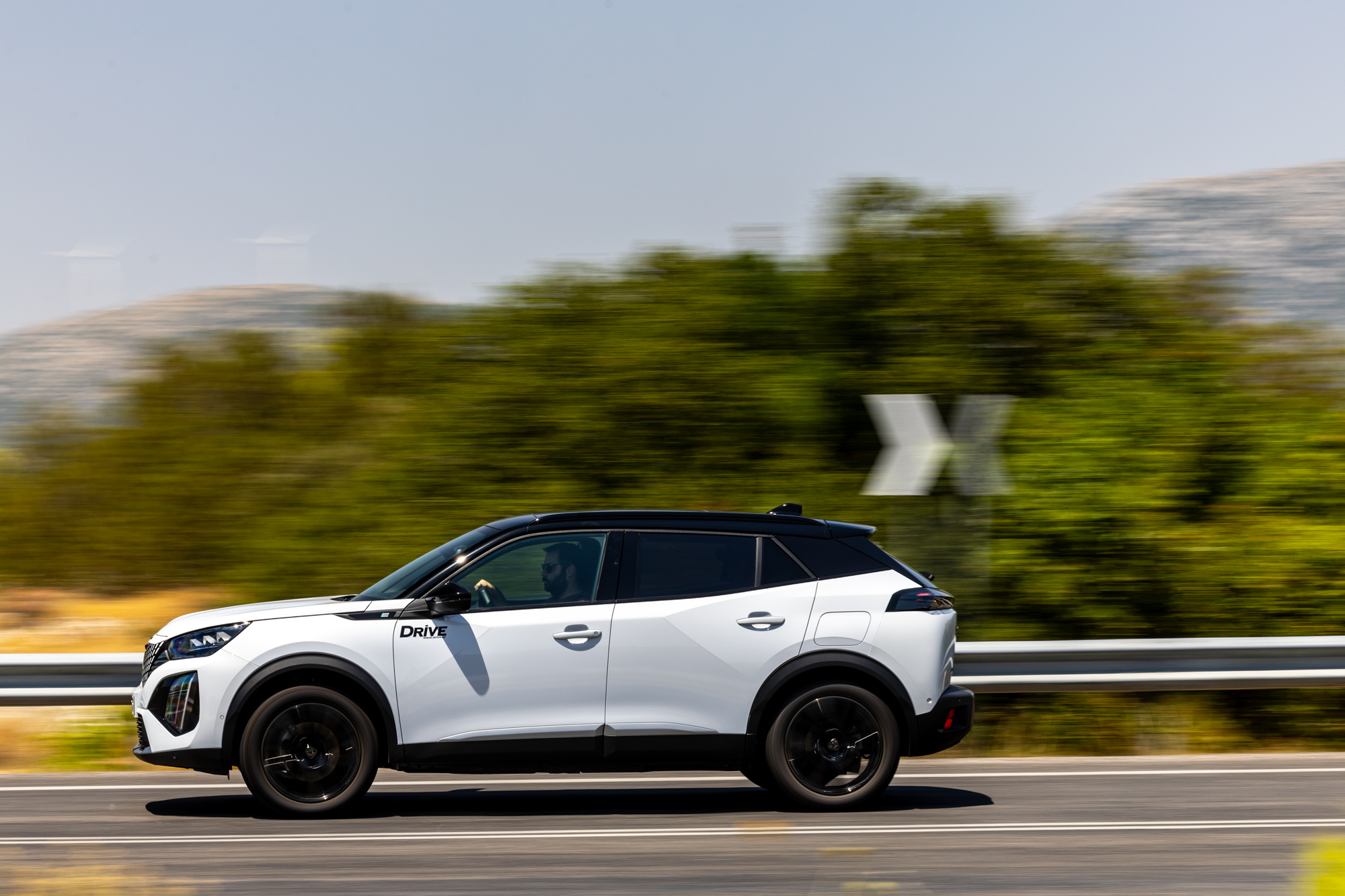 Test drive: Peugeot e-2008, Photo © DRIVE Media Group/Thanasis Koutsogiannis