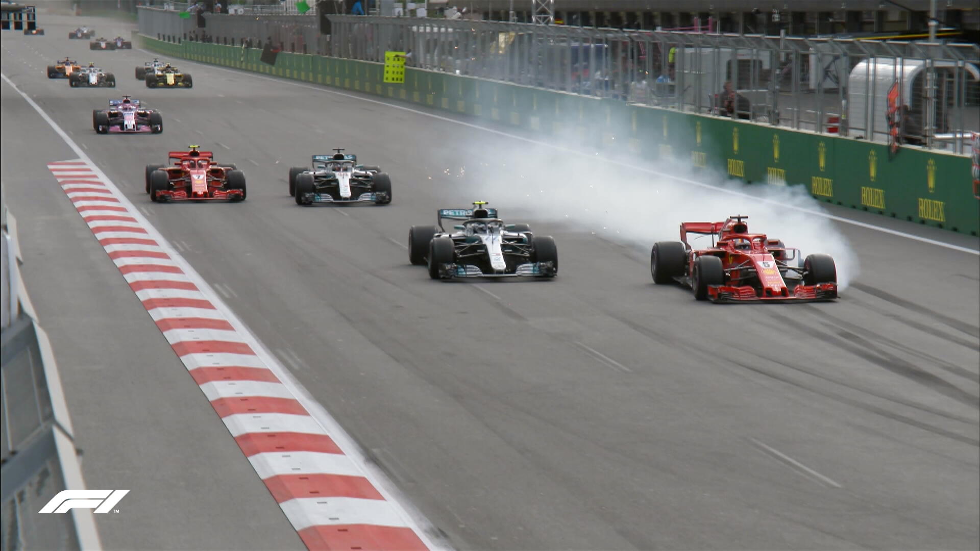 Ο Vettel προσπαθεί να προσπεράσει τον Bottas στην τελευταία επανεκκίνηση