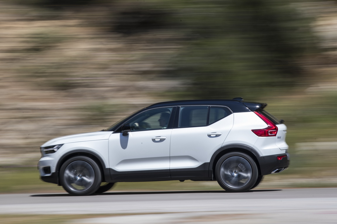 Volvo XC40_side panning