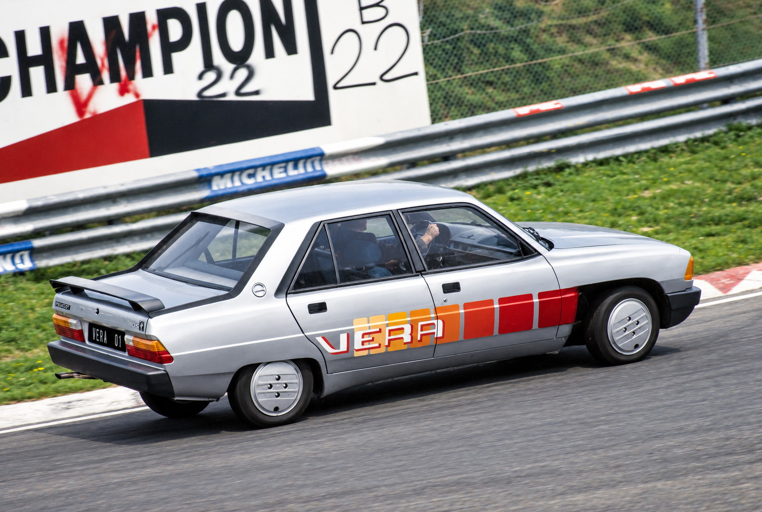Peugeot 305