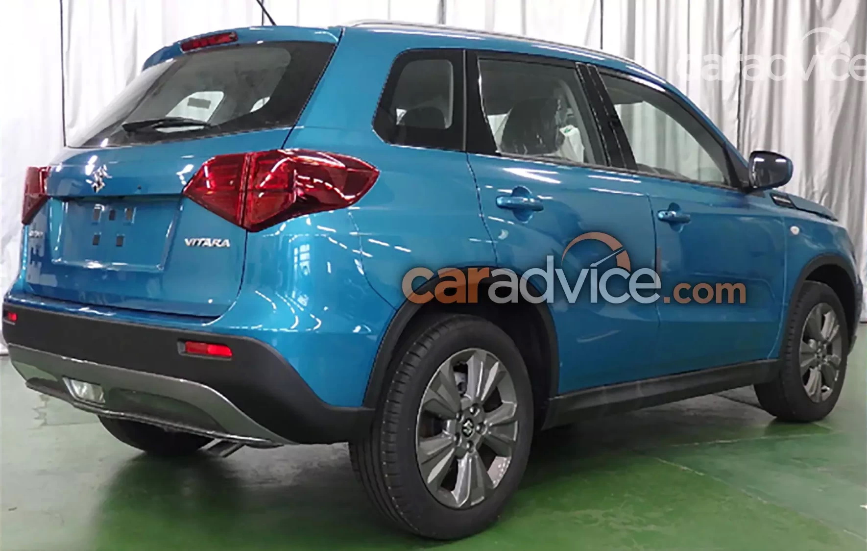 Οι πιο εμφανείς αλλαγές στο πίσω μέρος του Vitara 2019 είναι τα σκούρα κόκκινα φανάρια και η τοποθέτηση του φαναριού της όπισθεν στο κέντρο του προφυλακτήρα.