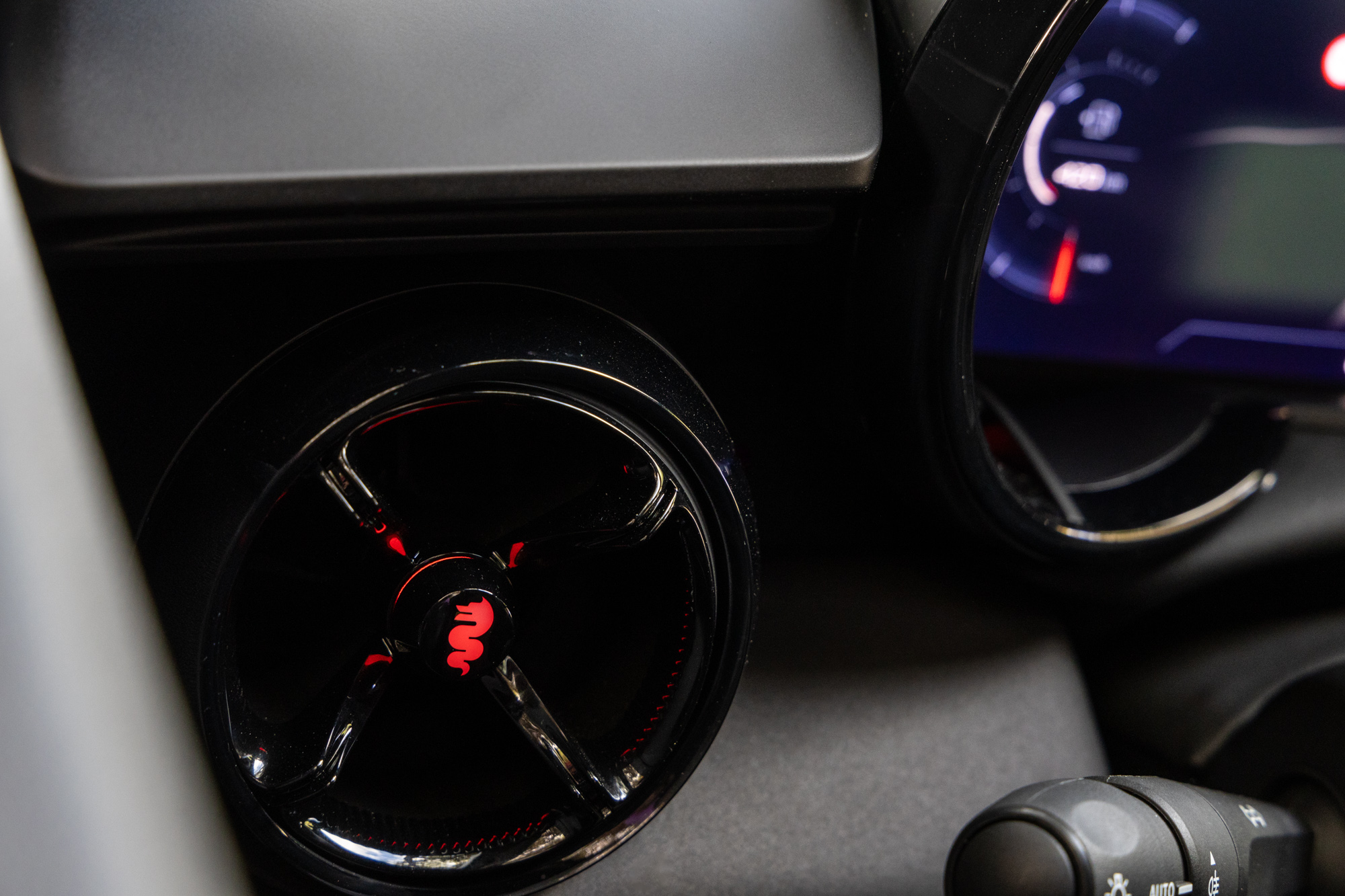 Test drive: Alfa Romeo Junior Ibrida, Photo © DRIVE Media Group/Thanassis Koutsogiannis