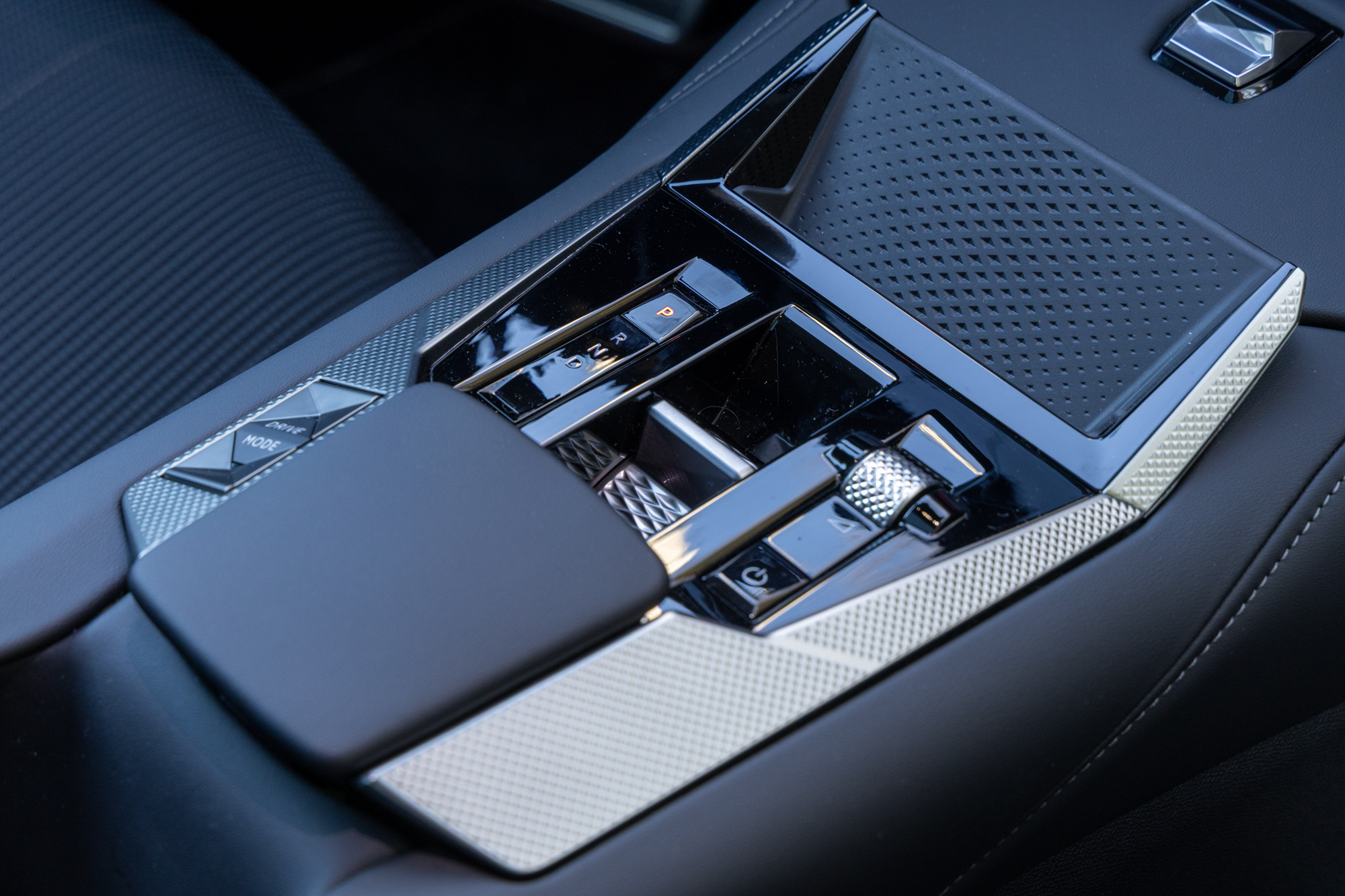 Test drive: DS N°4 E-Tense, Photo @ DRIVE Media Group/Thanassis Koutsogiannis