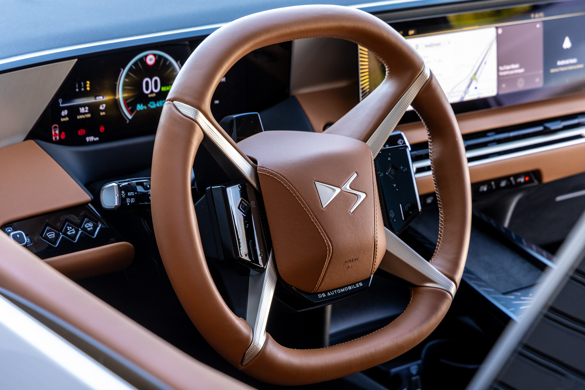 Test drive: DS N°8 Long Range AWD, Photo © DRIVE Media Group/Thanassis Koutsogiannis