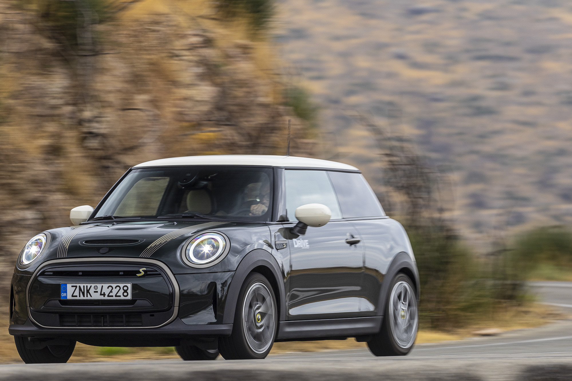 Test drive: MINI Cooper SE Resolute, Photo © DRIVE Media Group/Thanassis Koutsogiannis