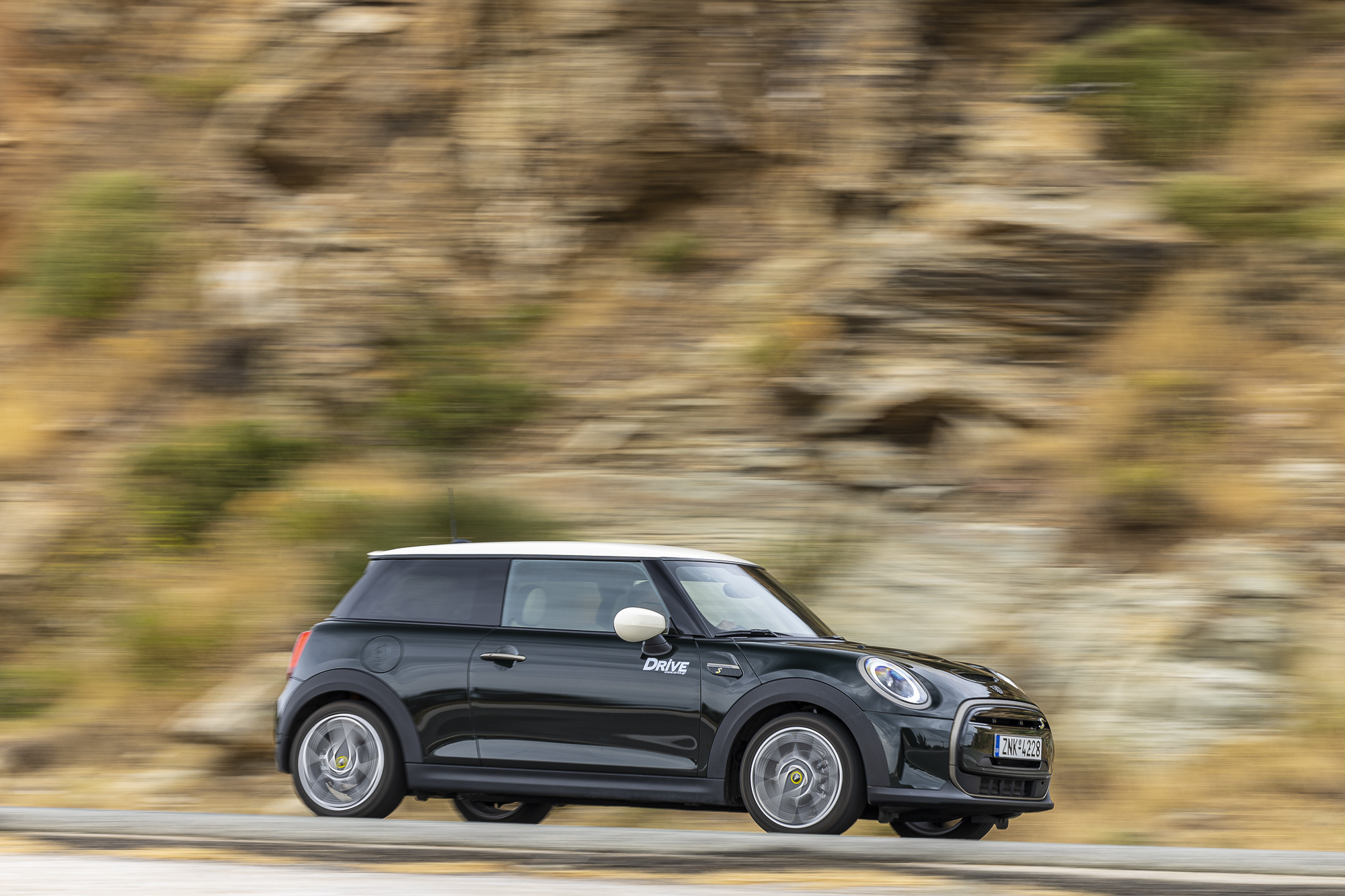 Test drive: MINI Cooper SE Resolute, Photo © DRIVE Media Group/Thanassis Koutsogiannis