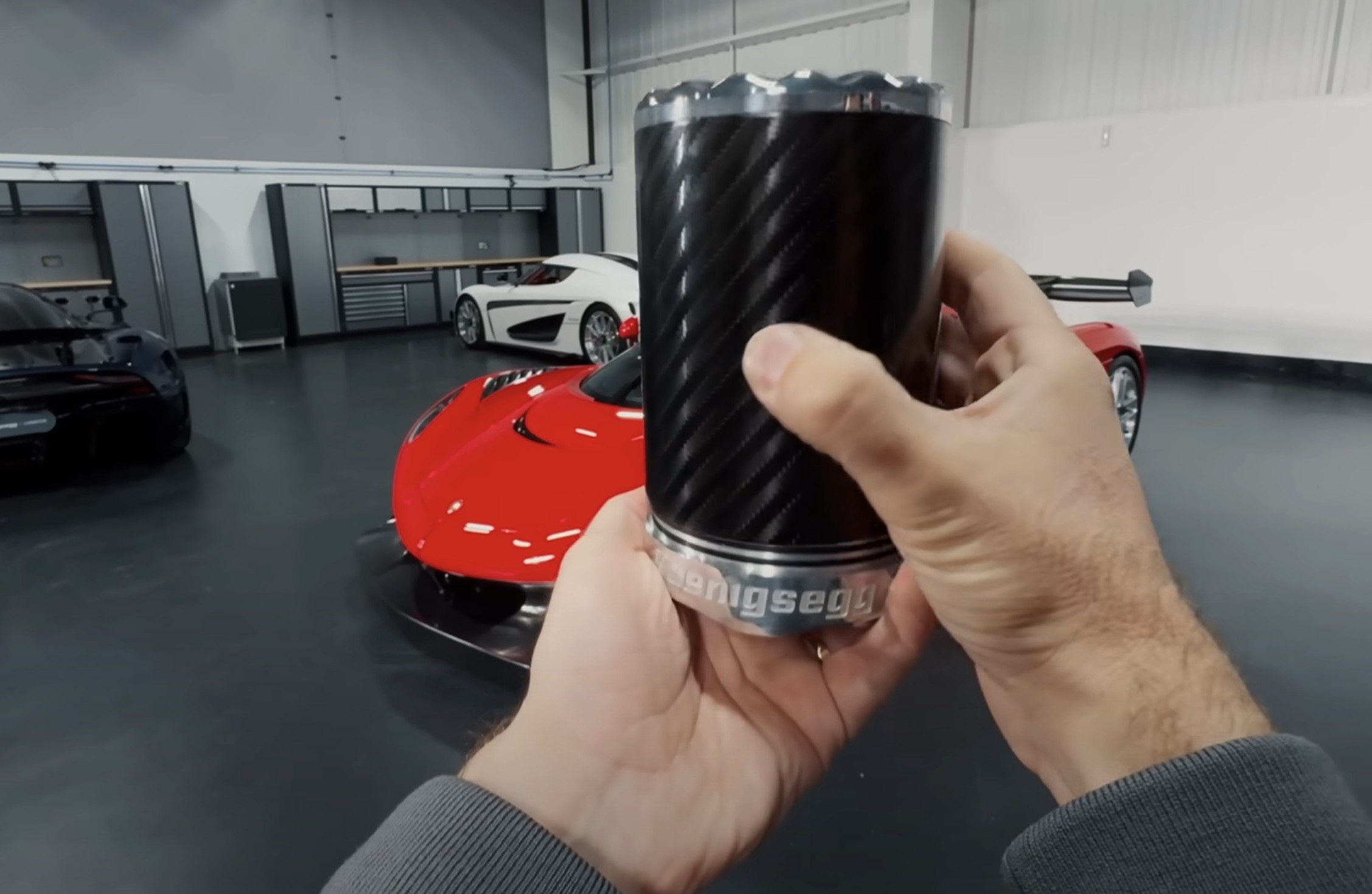 https://www.drive.gr/news/kosmos/akoyste-moter-toy-koenigsegg-jesko-na-gyrizei-stis-7800-rpm-video