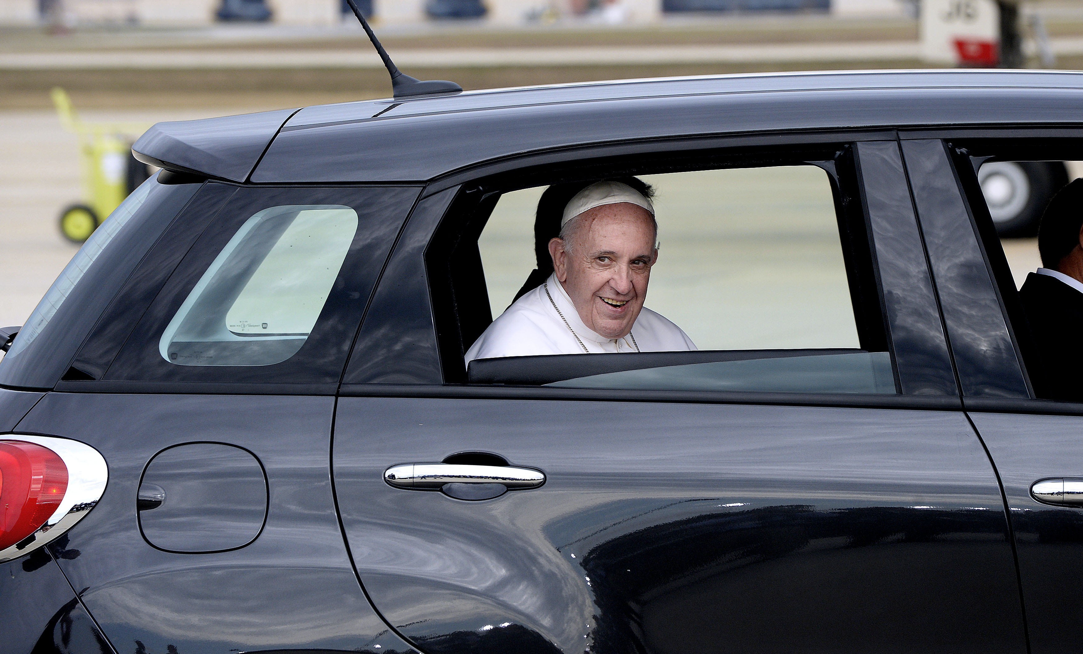 Показал машины папы. Папа Франциск на машине. Папа Римский Франциск авто. Фиат папы Римского. Машина для папы.