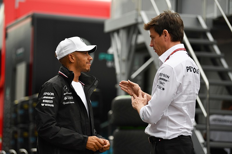 Υπέγραψε νέο διετές συμβόλαιο με τη Mercedes ο Hamilton | Drive