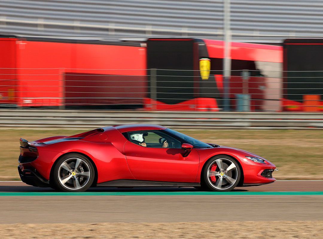 Ferrari: “Ibra” incontra Leclerc e Sainz a Fiorano [video]