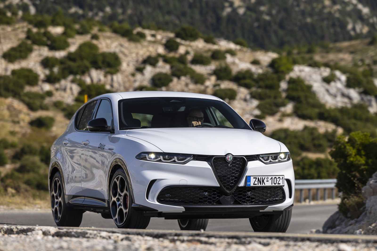 Δείτε και οδηγείστε την Alfa Romeo Tonale στο Golden Hall | Drive