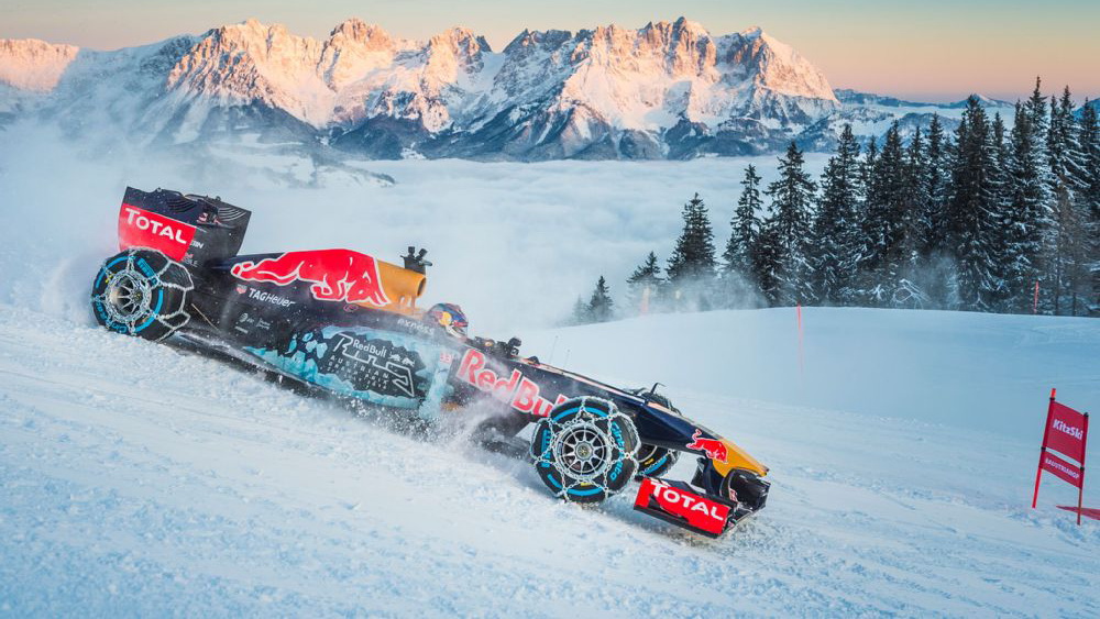 Ο Max Verstappen κάνει σκι με μια RB7 [videos] | Drive