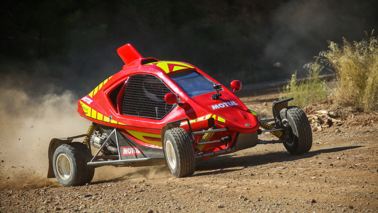 Οδηγούμε το αγωνιστικό χωμάτινο μονοθέσιο Speedcar XTREM Drive