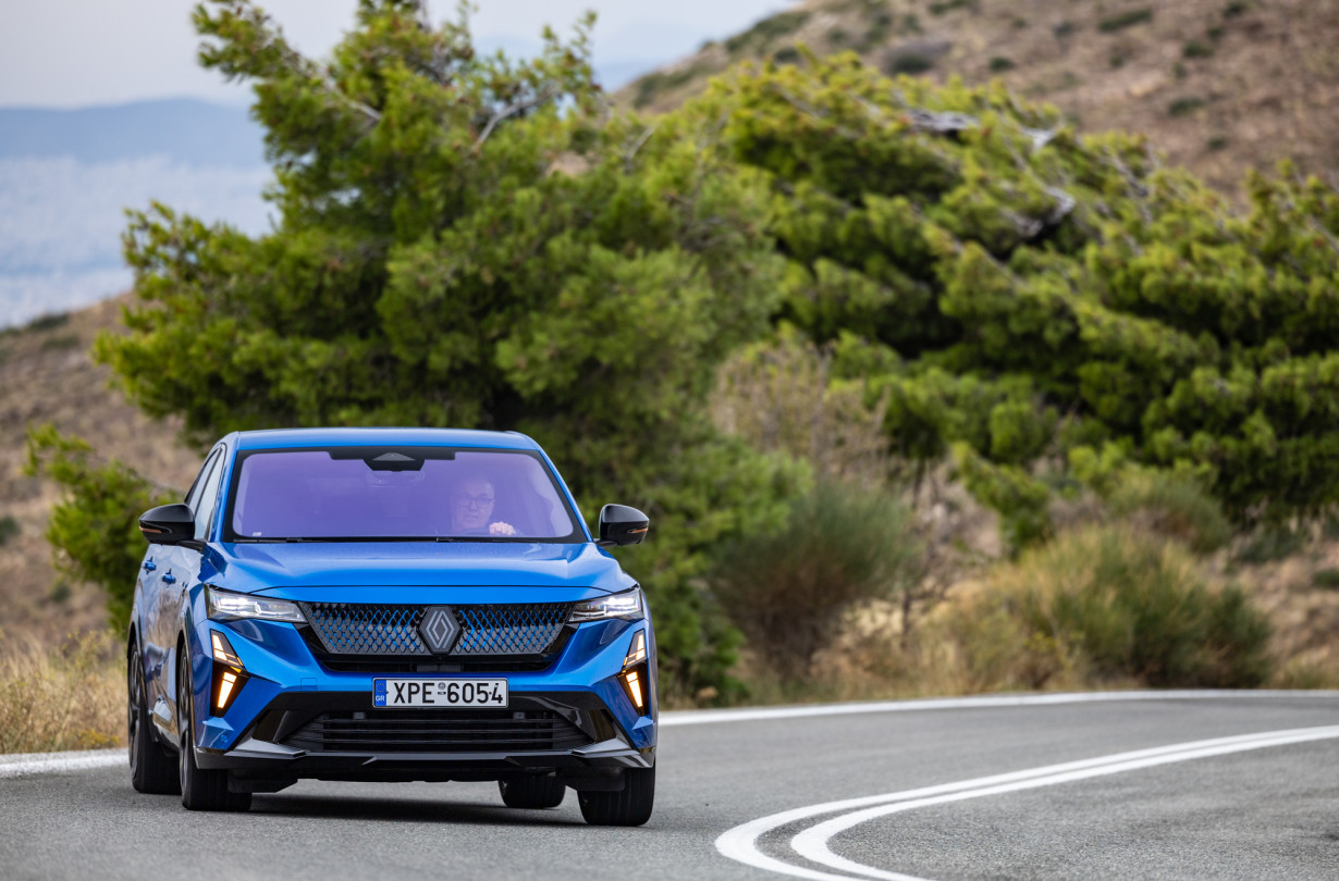 Test drive: Renault Rafale hyper hybrid E-Tech 4x4 300, Photo © DRIVE Media Group/Thanassis Koutsogiannis